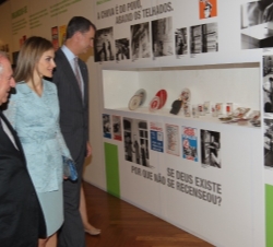 Sus Majetades los Reyes recorrer la exposición “O Nascimiento de uma Democracia”, sobre la Revolución de los claveles, en la Asamblea de l